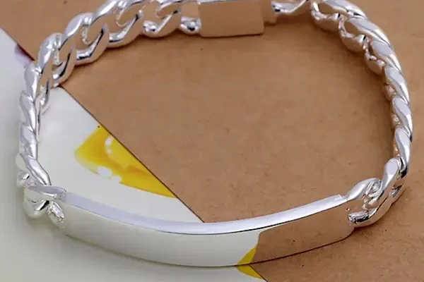 Браслети з гравіюванням: стиль та індивідуальність у деталях